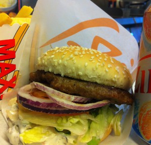MackLena 90g hamburgare med bröd, pommes frites, lösk 65:-